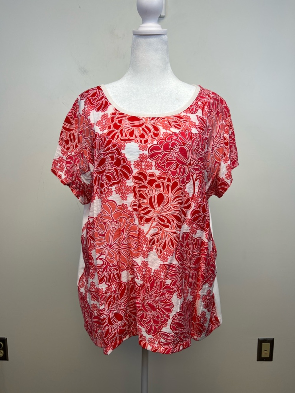 Van Heusen Women’s Red White Floral 80% Rayon Short Sleeve Scoop Neck Blouse XXL